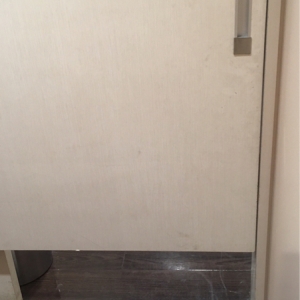 扉の足元がこのように開いています