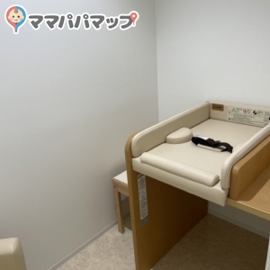 個室内におむつ替え台、テーブルもありました。便利な反面、ちょっと狭め。