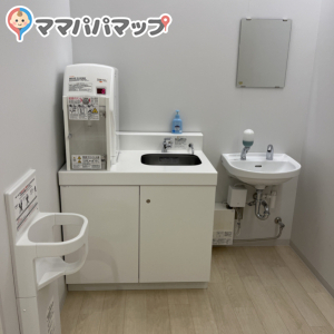 国内線搭乗ゲート前のベビールーム(2F)の授乳室・おむつ替え台の写真(4枚目)