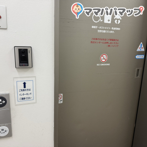 一階のユニバーサルトイレ入り口