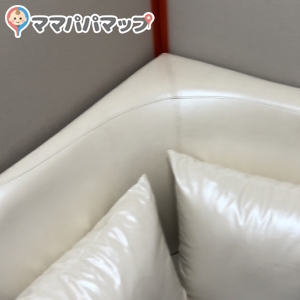 小さなソファにクッションもあります