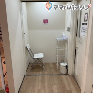 授乳スペース。ロールスクリーンで仕切るようになってる。