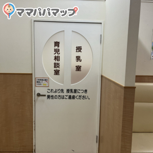 カーテンで仕切られた授乳スペース以外にも、扉付きの部屋があります。