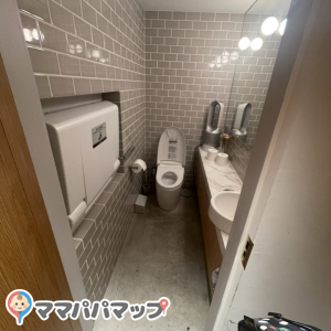 店内と違ってトイレ内は狭いため、ベビーカーは置いて子どもだけ連れていくことをオススメします。