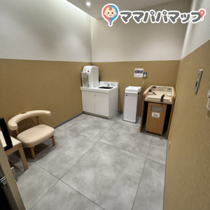 オムツ用ゴミ箱が2つあります