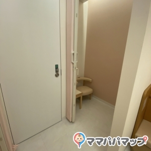 個室はベビーカーで入っても余裕がありました。