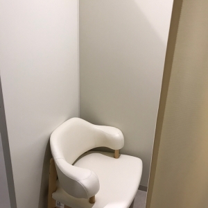 カーテン内は椅子のみです。