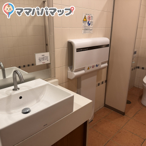 ロイヤルホスト 小倉東インター店の授乳室・おむつ替え台の写真(1枚目)