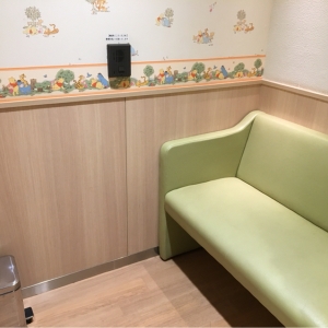 カーテンで仕切れる広い個室が2つあります。小さいゴミ箱もついてました。
