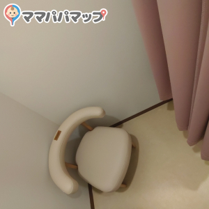 隣にあるパイプ椅子も畳めばベビーカーも入ると思います