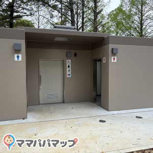 高師公園内公衆トイレのオムツ替え台情報 画像2