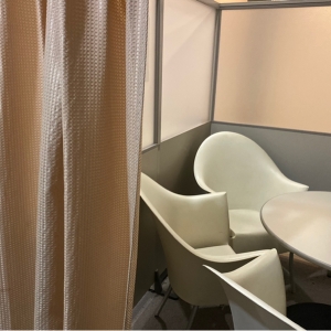 テナント関係者休憩所とすりガラス越しに