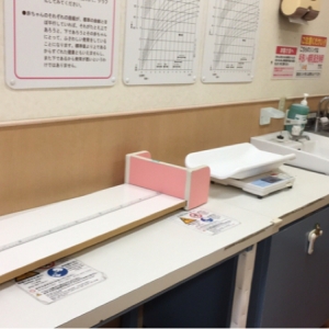 身長計と体重計があります。