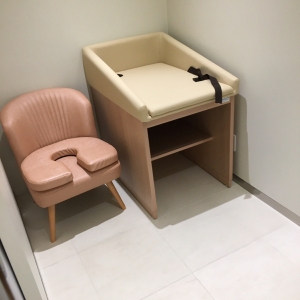 トヨタカローラ新大阪株式会社　名神茨木店(1F)の授乳室・オムツ替え台情報 画像2