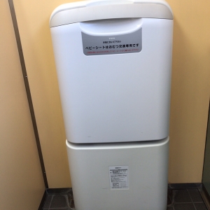 個室 オムツ替え台 オムツ用ゴミ箱有