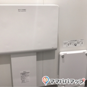 多目的トイレにはチェンジングボードとベビーキープもあります