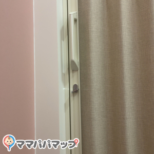 授乳室のカーテンに鍵がかけられます