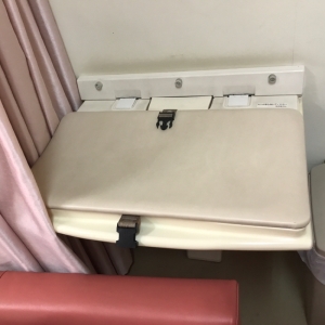 オムツ台柵がないのでよく動く子はしっかりベルトをした方がいいです。