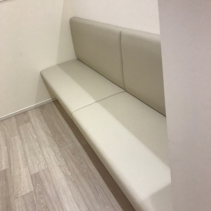 個室がいっぱいの時は長椅子もあります