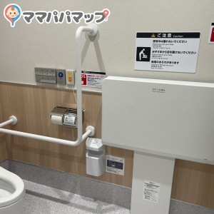 ASOBLE そよら三条須頃店の授乳室・おむつ替え台の写真(1枚目)