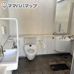 水元公園　野外ステージ横　屋外トイレの授乳室・おむつ替え台の写真(1枚目)