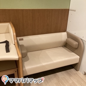 個室外にはソファーがあります。