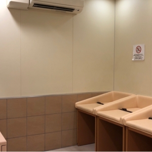 オムツ替えの台が3台並んでいて、荷物を置くための台などはないです。