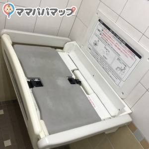 ツルハドラッグ弘前堅田店のオムツ替え台情報 画像3