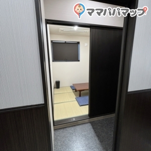 二重扉だがいずれも施錠は不可