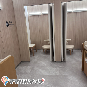 阿蘇くまもと空港国際線搭乗ゲートの授乳室・おむつ替え台の写真(1枚目)