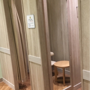 カーテン付き個室2部屋