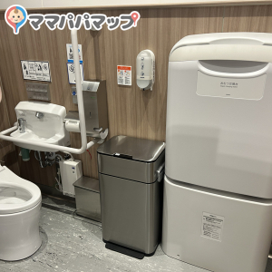 女子トイレ内の多目的トイレ