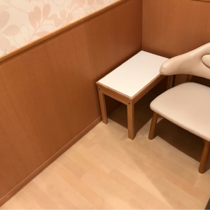 授乳室は鍵付きの部屋がひとつ。ベビーカーでも入れないことはないですが…というほどのスペースです。