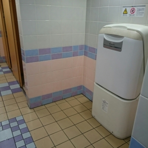 メトロ・エム後楽園駅ビル(5F女子トイレ)のオムツ替え台情報 画像2