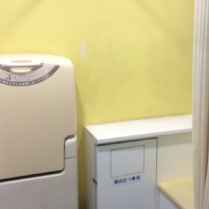 オムツ替え台とベンチシートあり