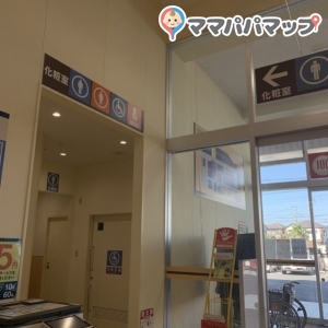 中央の入り口を入った右手にあります。