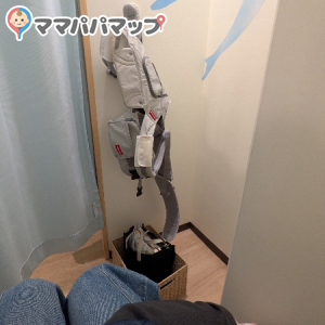 ベビーカーがぎりぎり入れる程度のスペースです。授乳用の椅子の左右も余裕が無く、大きい赤ちゃんには狭かったです。