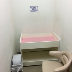 西松屋 千葉ニュータウン店の授乳室・おむつ替え台の写真(2枚目)