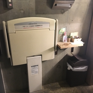 男女共用トイレ内にオムツ台あります
