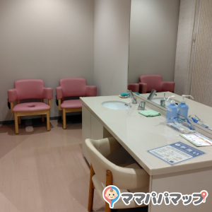 綺麗な洗面台、授乳用の椅子は2つ置いてあります