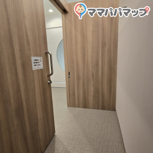 授乳室は施錠できます。ベビーカーのまま入れる広さです。