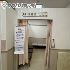 授乳室は女性のみ入室可能です。二重カーテンで3-5人で使用できるようです。