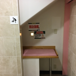 おむつ替えスペース。女性トイレの入り口入って左右に授乳とおむつ替えスペースがあります。