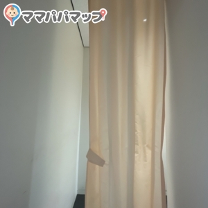 授乳室個室のカーテンが完全に閉まりません。授乳室入り口にもカーテンはありますが、幅が足りず見えます<span class="emoji emoji1f4a6"></span>平日だったので利用者が私達しか居なかったのでよかったですが…