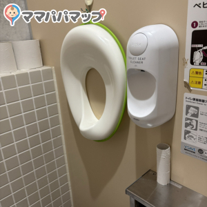 女性用トイレ個室にある補助便座です