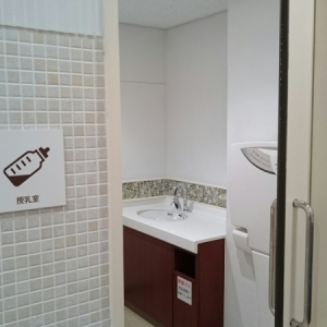 女子トイレの奥にあり、中から鍵がかけられます