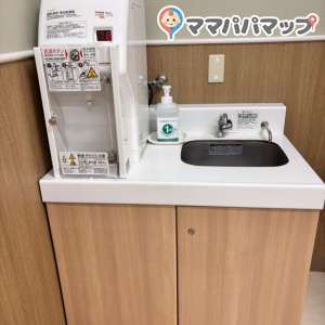 手前に哺乳瓶のお湯