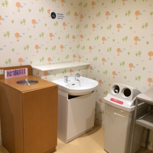 手洗い用シンクとオムツ用ゴミ箱。