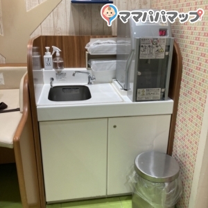 手洗い泡ソープ、ペーパータオル、消毒スプレーが置いてありました。