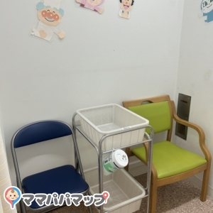 隣の方とカーテンなどでの仕切りはありません。